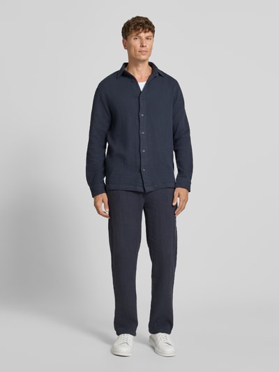 Männermodel trägt Regular Fit Freizeithemd mit Kentkragen von Lindbergh aus Reine Baumwolle, dunkelblau, Langärmelig, Ganzkörperansicht von vorne. Rückenlänge 73 cm, Schulterbreite 47 cm, Ärmellänge 67 cm, durchgängige Knopfleiste, Herren.