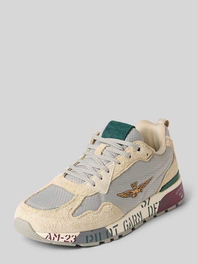Produktfoto, Sneaker mit Logo-Detail Modell 'Napoli' von Aeronautica Militare in Beige und Grau mit abgerundeter Passform, profilierter Sohle, Logo-Applikation und mehrfarbigen Schriftzügen auf der 4 cm hohen Sohle, Schafthöhe 8 cm, Schaftweite 10 cm.
