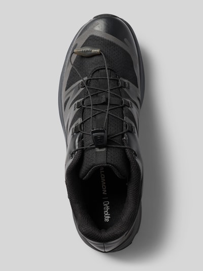 Produktfoto, Sneaker mit profilierter Sohle Modell 'XT-EVR' von Salomon, schwarze abgerundete Spitze, Schnürung und Logo, glatte sowie strukturierte Oberflächen, Absatzhöhe 4 cm, Schafthöhe 6 cm, Schaftweite 7 cm