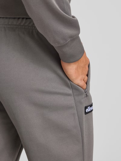 Ellesse Tapered Fit Trackpants mit Label-Badge Modell 'BERTONI' Mittelgrau 3