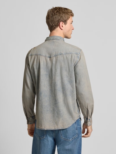 Mannelijk model draagt Relaxed Fit Jeanshemd met borstzakken Model 'WESTERN' van Levi's®, puur katoen, sportmanchetten, afgeronde zoom, ruglengte maat M 74 cm, schouderbreedte maat M 50 cm, mouwlengte maat M 65 cm, lichtblauwe denim, rugaanzicht, Ganzkörperansicht Rückansicht.