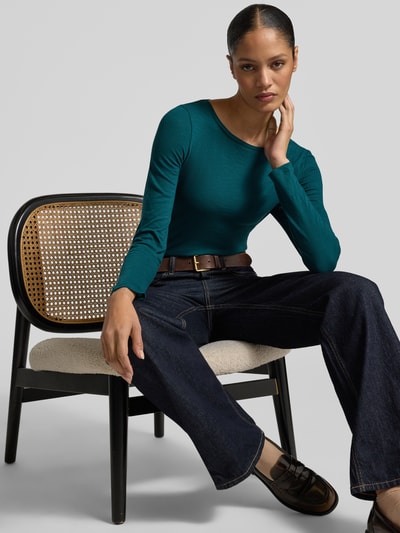 Frauenmodel trägt Regular Fit Langarmshirt aus Bio-Baumwoll-Mix von Tom Tailor in Melange-Optik, U-Boot-Ausschnitt, Ganzkörperansicht von vorne.