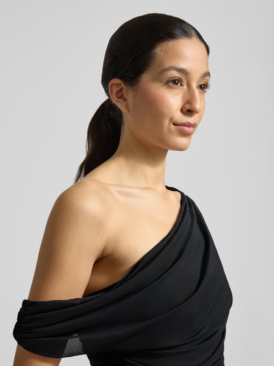 Frauenmodel trägt Abendkleid mit Raffungen und Gehschlitz von Lace & Beads in Schwarz mit One-Shoulder-Träger, Nahaufnahme Oberkörper.