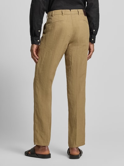 Männermodel trägt Straight Fit Leinenhose aus reinen Leinen Modell 'Lynx' von Mmx in Beige, sichtbare Gesäßtaschen, Ganzkörperansicht Rückansicht. Bundweite 43 cm, Innenbeinlänge 81 cm, Knopf- und Reißverschluss.