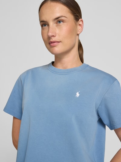Frauenmodel trägt Relaxed Fit T-Shirts aus reiner Baumwolle von Polo Ralph Lauren in Hellblau, Damen T-Shirt, Nahaufnahme Oberkörper.