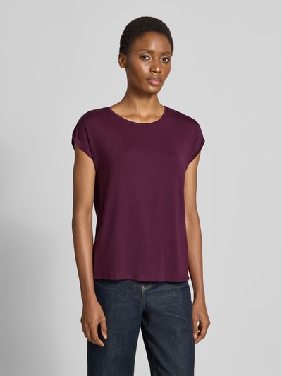 Frauenmodel trägt Regular Fit T-Shirt aus Lyocell-Mix Modell 'AVA' von VERO MODA in dunklem Lila, kombiniert mit dunkler Jeans, einfache Struktur, Nahaufnahme Oberkörper.