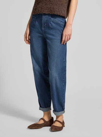 Frauenmodel trägt Loose Fit Jeans im 5-Pocket-Design Modell 'Studio Pants 406' von Buena Vista aus Baumwoll-Mix mit Stretch-Anteil, mittleres Blau, umgeschlagener Saum, Knopf- und Reißverschluss, Damen Ganzkörperansicht von vorne.