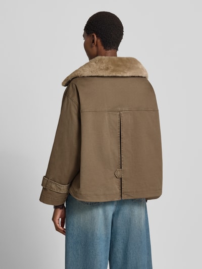 Frauenmodel trägt Jacke mit Kunstfell und Ärmelriegeln von Blonde No. 8 in Beige, strukturierter Baumwoll-Elasthan-Mix, Ganzkörperansicht Rückansicht.