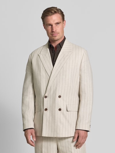 Männermodel trägt Relaxed Fit Sakko aus Leinen-Bauwoll-Mix Modell 'MALIK' von Selected Homme in Beige mit feinen Streifen, Nahaufnahme Oberkörper.