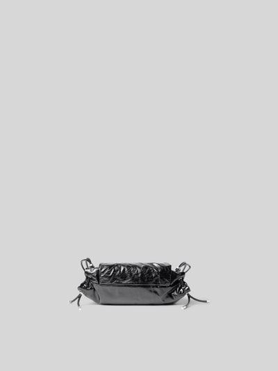 Produktfoto, Shoulder Bag mit Logo-Detail von Diesel in Schwarz, Hauptfach mit Überschlag, Raffungen, Magnetverschluss, glatte Textur