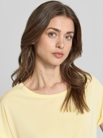 Modelka kobieca nosi Regular Fit T-Shirt mit Rundhalsausschnitt od Christian Berg Woman, modalowy miks, jasny żółty, z krótkim rękawem, szerokość rękawa zafiksowana, długość tyłu w rozmiarze S: 64 cm, zbliżenie na górną część ciała.