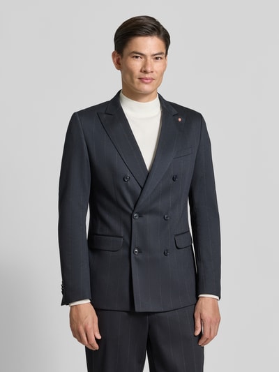 Männermodel trägt Slim Fit Sakko mit Pattentaschen Modell 'Gringo' von CG – CLUB of GENTS, Material-Mix mit Viskose, Zweireiher, schwarzer Stoff, feine Struktur, Ganzkörperansicht von vorne.