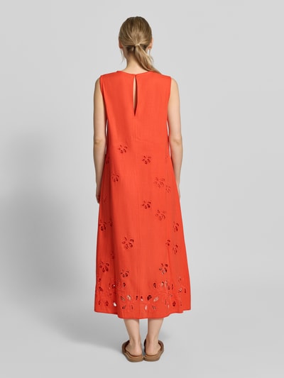 Frauenmodel trägt Relaxed Fit Midikleid aus reiner Viskose von Marc Cain mit floraler Lochstickerei in Orange, Ärmelloses-Design, Rückenlänge 127 cm, Ganzkörperansicht Rückansicht.