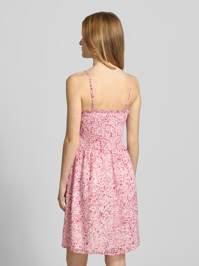 Frauenmodel trägt Fit and Flare Freizeitkleid mit Allover-Muster Modell 'ELIZA ANIKA' von Only in Rosa mit floralen Details aus Chiffon, Mini-Länge, Henley-Ausschnitt, verstellbare Spaghettiträger, ärmellos, Ganzkörperansicht Rückansicht.