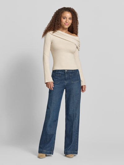 Frauenmodel trägt Longsleeve mit asymmetrischem Ausschnitt Modell 'Mindy' von Gina Tricot im Material-Mix mit Viskose-Anteil, Körpernaher-Schnitt, Trompetenärmel, Rückenlänge bei Größe S: 51 cm, helle Farbe, glatte Textur, Ganzkörperansicht von vorne.
