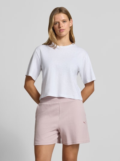 Frauenmodel trägt Relaxed Fit T-Shirt aus reiner Baumwolle von PUMA, weiß, locker geschnitten, Damen T-Shirt, Ganzkörperansicht von vorne.
