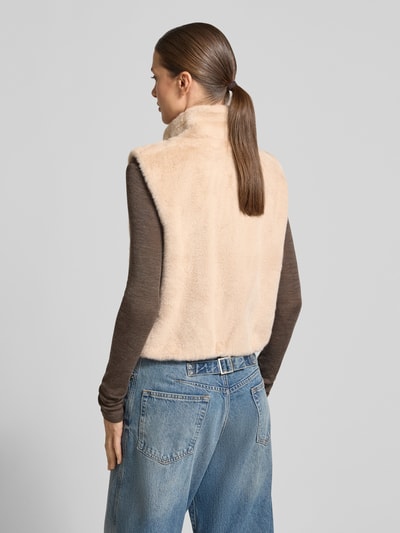 Vrouwenmodel draagt Weste aus Kunstfell mit Stehkragen und Reißverschluss van monari in beige met zachte textuur, regular fit, detailopname rug, context: dames weste, kunstbont, tunnelkoord, rits, ruglengte 48 cm, schouderbreedte 38 cm, borstwijdte 45 cm.