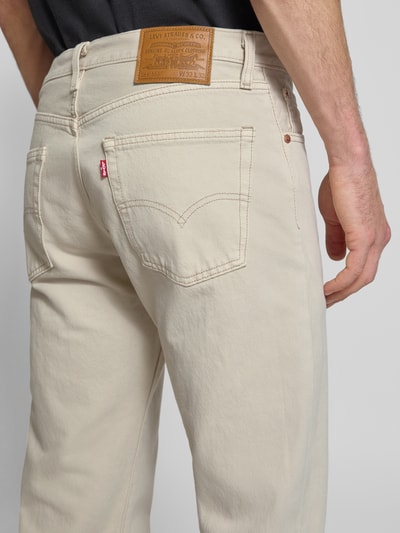 Männermodel trägt Straight Fit Jeans im 5-Pocket-Design Modell '555®' von Levi's®, Relaxed-Fit, Reine Baumwolle, Nahaufnahme Rückansicht.