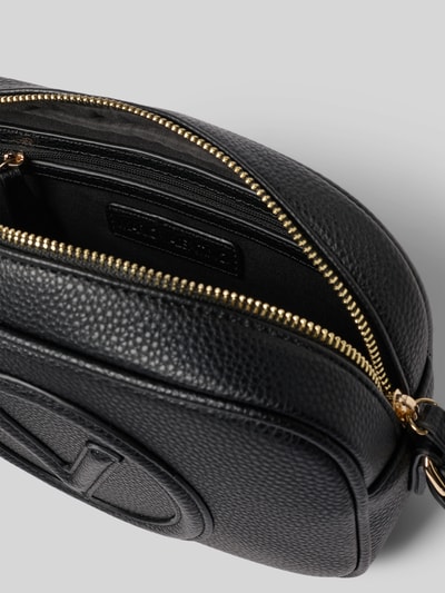 Produktfoto, Camera Bag mit Logo-Detail Modell 'Covent' von VALENTINO BAGS, czarna faktura, złoty zamek, detal logo, kontekst damskiej torebki