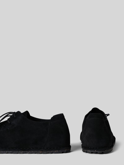 Produktfoto, schwarze Schnürschuhe aus beschichtetem Leder mit Strukturmuster, abgerundete Form, Struktursohle, Modell 'UTTI' von Birkenstock, Absatzhöhe 1 cm, Schafthöhe 10 cm, Schaftweite 11 cm, Herren.