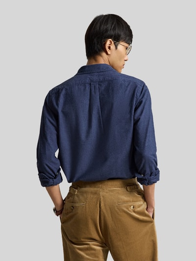 Männermodel trägt Custom Fit Freizeithemd aus reiner Baumwolle von Polo Ralph Lauren in Dunkelblau, Ganzkörperansicht Rückansicht. Herren Freizeithemd.