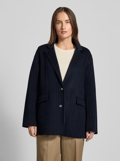 Frauenmodel trägt Blazer mit Pattentaschen Modell 'Karita Idun' von MOS MOSH in dunkelblau, Reine Baumwolle, Regular-Fit, Ganzkörperansicht von vorne.