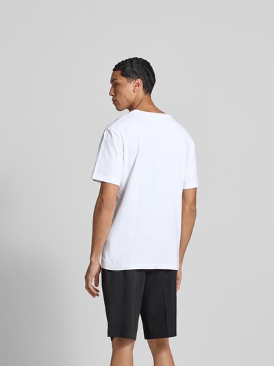 Männermodel trägt weißes Herren T-Shirt mit Label-Print von Dsquared2 aus Reine Baumwolle, Regular-Fit, Rückenlänge 68 cm, Ganzkörperansicht Rückansicht.