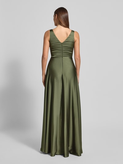 Vrouwenmodel draagt Avondjurk uit satijn met V-hals van TROYDEN COLLECTION, figuurvolgende fit, maxi-jurk, ruglengte 145 cm, borstwijdte 34 cm, achteraanzicht volledige lichaamsopname