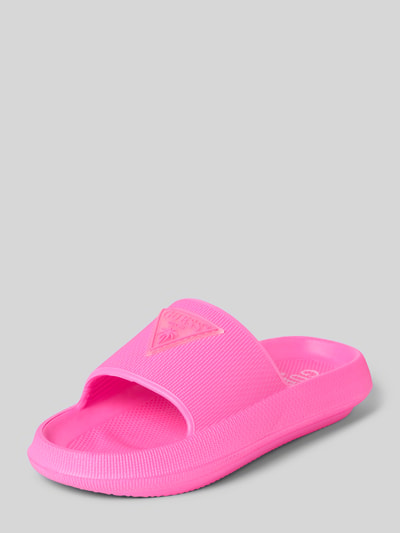 Produktfoto, pinke Sandalette mit Label-Applikation Modell 'RUBBER SLIPPERS' von Guess, Abgerundete-Spitze, Schlupfform, 4 cm Absatzhöhe