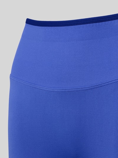 Produktfoto, Leggings mit elastischem Bund und Label-Detail von Fabletics in Blau, glatte Stretch-Textur, figurbetonter Material-Mix
