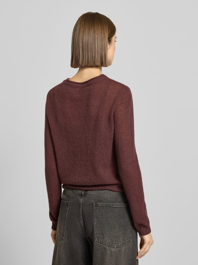 Kobiece modelka nosi Rundhals Pullover mit Tunnelzug od Review, luźny fason, ściągacze, kolor bordowy, widok całościowy z tyłu.