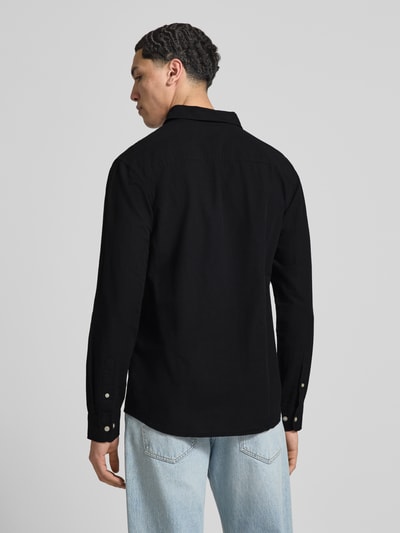 Männermodel trägt Regular Fit Freizeithemd mit Kentkragen Modell 'BREEZE' von Jack & Jones, schwarz, Baumwoll-Leinen-Mix, Ganzkörperansicht Rückansicht. Rückenlänge 73 cm, Schulterbreite 48 cm, Ärmellänge 63 cm, Knopfleiste, Größe M.