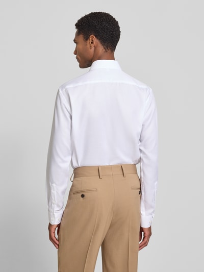 Männermodel trägt Regular Fit Business-Hemd mit Strukturmuster und Kentkragen von Christian Berg Men in Weiß, Reine Baumwolle, Ganzkörperansicht Rückansicht. Kontext: Rückenlänge bei Größe 39/40 78 cm, Schulterbreite 46 cm, Ärmellänge 65 cm.