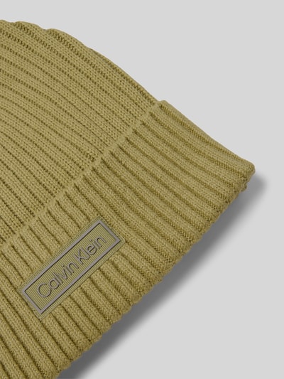 Produktfoto, Strickmütze mit Kaschmir-Anteil und Label-Patch von CK Calvin Klein aus weicher katoenmix met kasjmier, brede omslag, labelpatch, geribbelde textuur in olijfgroen