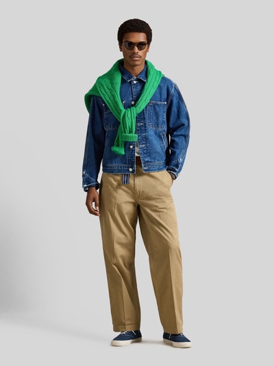 Männermodel trägt Regular Fit Jeansjacke aus reiner Baumwolle van Polo Ralph Lauren, blauw denim, unicolor, borstzakken, voorkant, geheellichaamsaanzicht van voren.