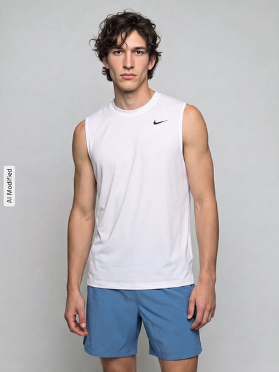 Männermodel trägt weißes Regular Fit T-Shirt mit Logo-Print von Nike, Herren Sport-T-Shirt, blaue Shorts, Ganzkörperansicht von vorne, KI-modifiziertes Bild.