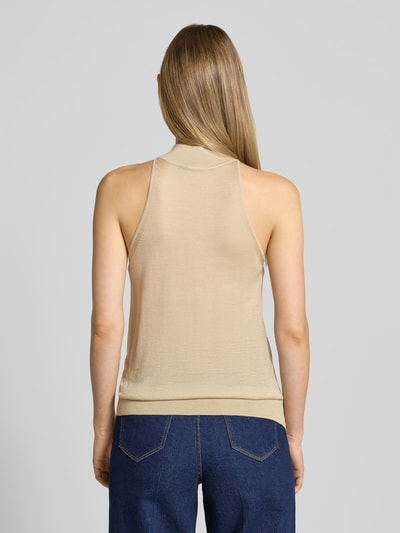 Frauenmodel trägt Slim Fit Pullunder aus Lyocell-Schurwoll-Mix Modell 'FARGHERITA' von BOSS, jednokolorowy, imitacja dzianiny, drobny splot, wysoka stójka, wykończenie: prążkowane, mieszanka lyocellu i żywej wełny, efekt: jednolity kolor, całkowicie z tyłu. Ganzkörperansicht Rückansicht