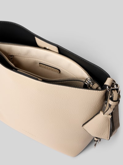 Produktfoto, Hobo Bag mit Logo-Prägung Modell 'LOHJA' von Seidenfelt in beige mit Anhänger, Magnetverschluss, Hauptfach und Reißverschlussfach innen, Maße: Breite 30 cm, Länge 29 cm, Tiefe 13 cm, Länge Schulterriemen 84 cm, feine Narbung, silberfarbene Details