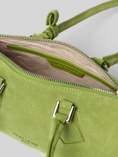 Produktfoto, Handtasche aus Velours mit Label-Detail Modell 'CECILE' von LIEBESKIND BERLIN in Grün, Reißverschluss, weiche Textur, Szerokość w rozmiarze 1: 29 cm, długość 11 cm, głębokość 10 cm, długość paska 65 cm