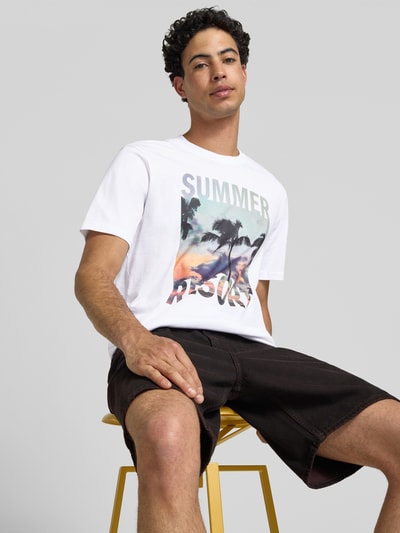 Männermodel trägt Regular Fit T-Shirt aus reiner Baumwolle Modell 'MAGDY LIFE' von Only & Sons, Optik: Unifarben, Applikation: Foto-Print, Rundhals, Kurzarm, Herren T-Shirt, Nahaufnahme Oberkörper.