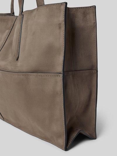 Produktfoto, Shopper met labeldetail Model 'AMY' van LIEBESKIND BERLIN, taupe, zachte textuur, maat 44x28x11 cm, drukknoopsluiting, draagband, binnenvak met ritssluiting, bandlengte 61 cm.