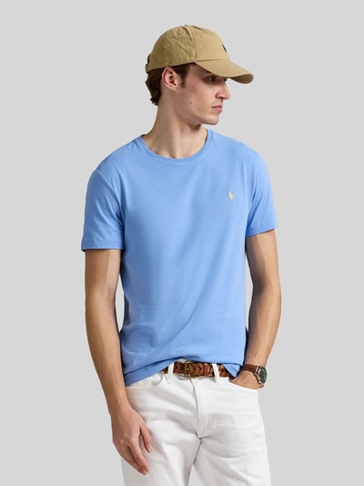 Męski model nosi Regular Fit T-Shirt aus reiner Baumwolle von Polo Ralph Lauren, jasnoniebieski, krój regular fit, logo, okrągły dekolt, krótki rękaw, jersey, 100% bawełna, unikatowa faktura, widok całej sylwetki z przodu.