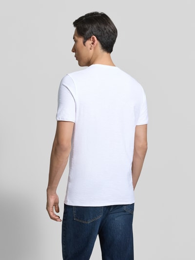 Męskimodel nosi T-Shirt mit V-Ausschnitt od MCNEAL, krój regular fit, długość tyłu w rozmiarze M: 65 cm, białe, gładkie, całe plecy, Ganzkörperansicht Rückansicht.