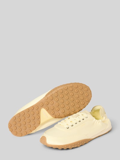 Produktfoto, Sneakersy z mieszanki skóry i tkaniny Model 'BRIDGE SATIN MIMOSA' od HOFF, zaokrąglony czubek, wiązanie, gumowa podeszwa, wysokość obcasa w rozmiarze 40: 1 cm, wysokość cholewki w rozmiarze 40: 5 cm, szerokość w rozmiarze 40: 6 cm, jasne odcienie beżu, okrągłe kształty, gładka i matowa tekstura