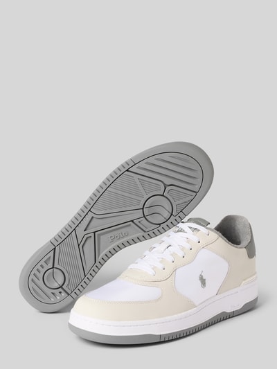 Produktfoto, Low Top Sneaker aus Leder-Mix Modell 'MASTERS' von Polo Ralph Lauren, unifarben in Weiß und Beige, runde Schuhspitze, flache Sohle mit Struktur, Label-Schriftzug und Logo-Detail, glatte Lederoptik