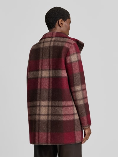 Frauenmodel trägt Regular Fit Mantel aus Woll-Mix von FUCHS SCHMITT, kariertes Muster in Bordeaux und Beige, Ganzkörperansicht Rückansicht. Rückenlänge 81 cm, Schulterbreite 42 cm, Brustweite 47 cm, Ärmellänge 64 cm.