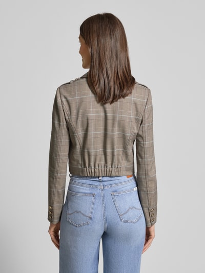 Frauenmodel trägt Blazer mit Knopfleiste Modell 'GERALDINE' von Guess in Braun mit Karomuster, Regular Fit, Rückenansicht, Detailaufnahme.