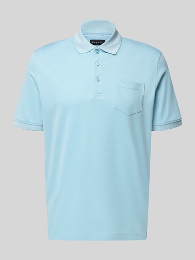 Produktfoto, Regular Fit Poloshirt mit Brusttasche und Label-Stitching von bugatti, koszulka polo krój regular fit, kołnierzyk polo, listwa guzikowa, wyhaftowane logo, brustasza, długość tyłu w rozmiarze M: 70 cm, jasnoniebieski kolor, gładka faktura