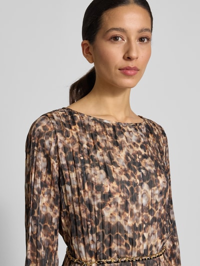 Frauenmodel trägt Minikleid mit Rundhalsausschnitt Modell 'ILENIA' von Guess, taillierter Schnitt, Taillengürtel, blickdichtes Unterkleid, Nahaufnahme Oberkörper.