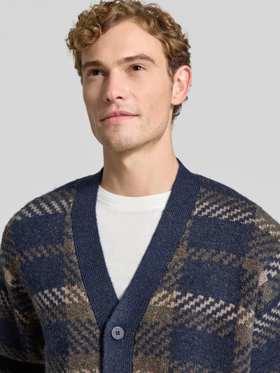 Männermodel draagt Relaxed Fit gebreid jack met all-over motief model 'MARIAN' van Jake*s, Heren, Nahaufnahme bovenlichaam.